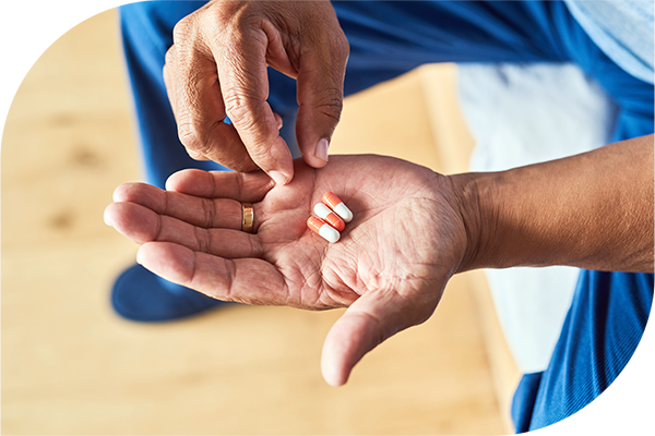 Primer plano de una mano que sostiene varias pastillas.